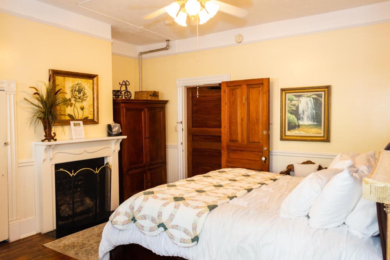 The Charleston Inn Hendersonville Nc ภายนอก รูปภาพ